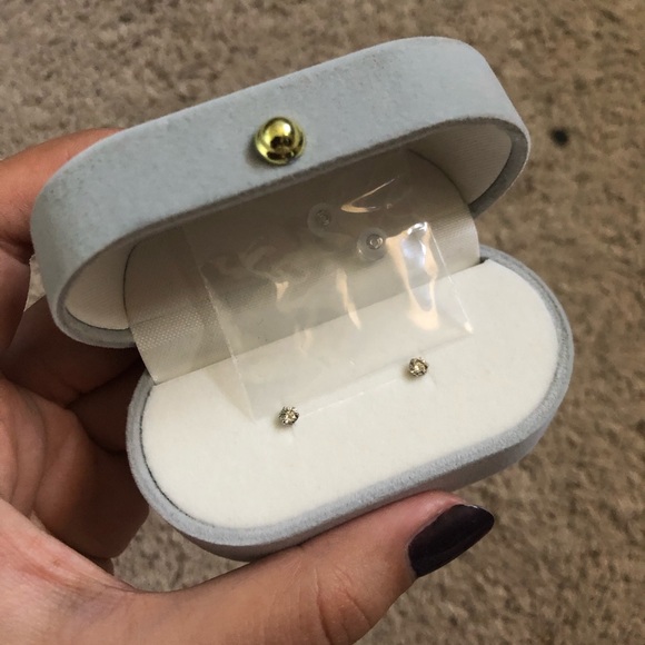 Diamond ear studs - Picture 3 of 3